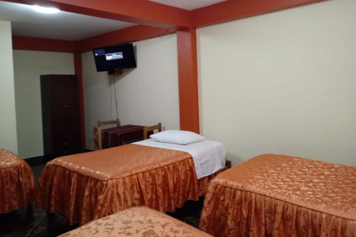 Habitación cuádruple | Wifi gratis y ropa de cama