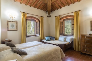 A room with two beds, a wooden dresser, and a window with curtains. - Tenuta La Pieve Casale Il Giglio (Pergine Valdarno)