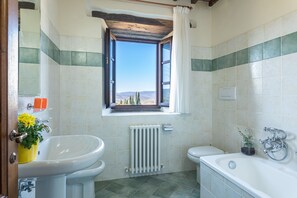 Apartment, 3 Bedrooms | Bathroom | Shower, towels - Tenuta La Pieve Casale Il Giglio (Pergine Valdarno)