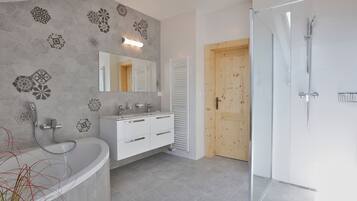 Shower, free toiletries, towels, shampoo
