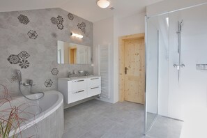 Shower, free toiletries, towels, shampoo