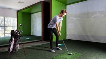 Indoor golf driving range