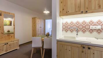 Una cocina moderna con armarios de madera, encimera blanca y salpicadero con diseño.