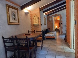 Cottage Supérieur, 1 chambre | Coin séjour | Télévision à écran plat de 82 cm avec chaînes numériques, télévision