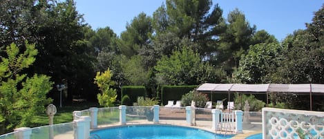 Piscine extérieure, parasols de plage, chaises longues