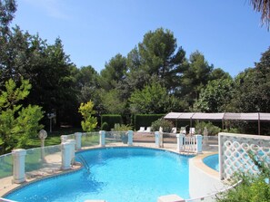 Piscine extérieure, parasols de plage, chaises longues