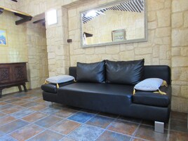 Cottage Confort, 1 chambre | Coin séjour | Télévision à écran plat de 82 cm avec chaînes numériques, télévision