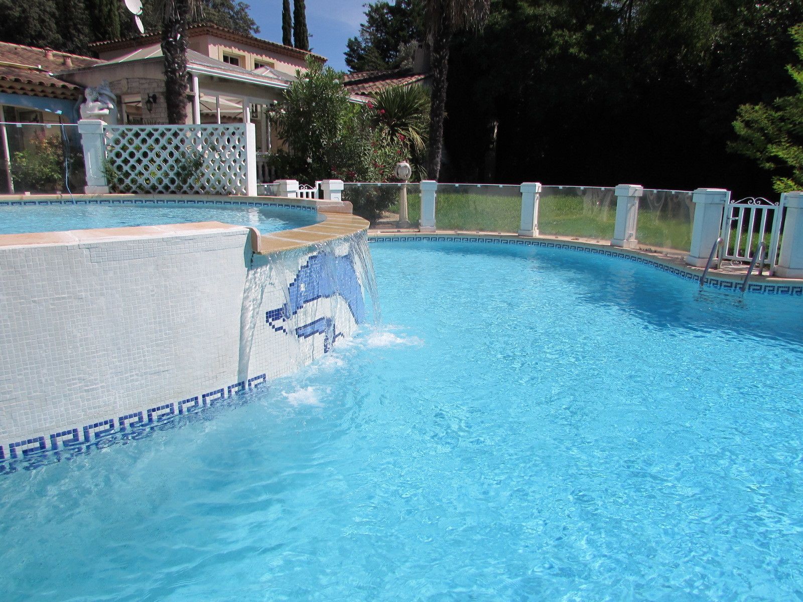 Piscine extérieure, parasols de plage, chaises longues