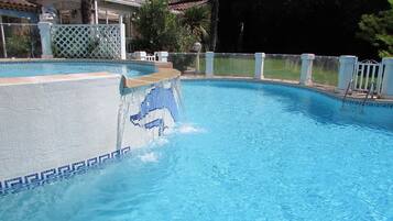 Piscine extérieure, parasols de plage, chaises longues