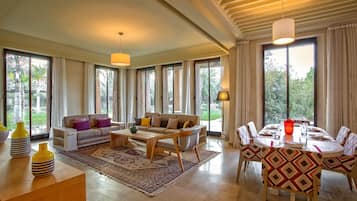 Vila superluxo, vista para a piscina (3 Suites Luxe) | Sala de estar | TV de tela plana 32 polegadas com canais a cabo, TV, lareira