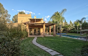 A house with a patio, a swimming pool, and a garden. - Villa De Luxe Domaine Des Kasbah (Marrakech)