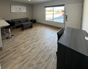 Cortinas blackout, wifi gratis y ropa de cama