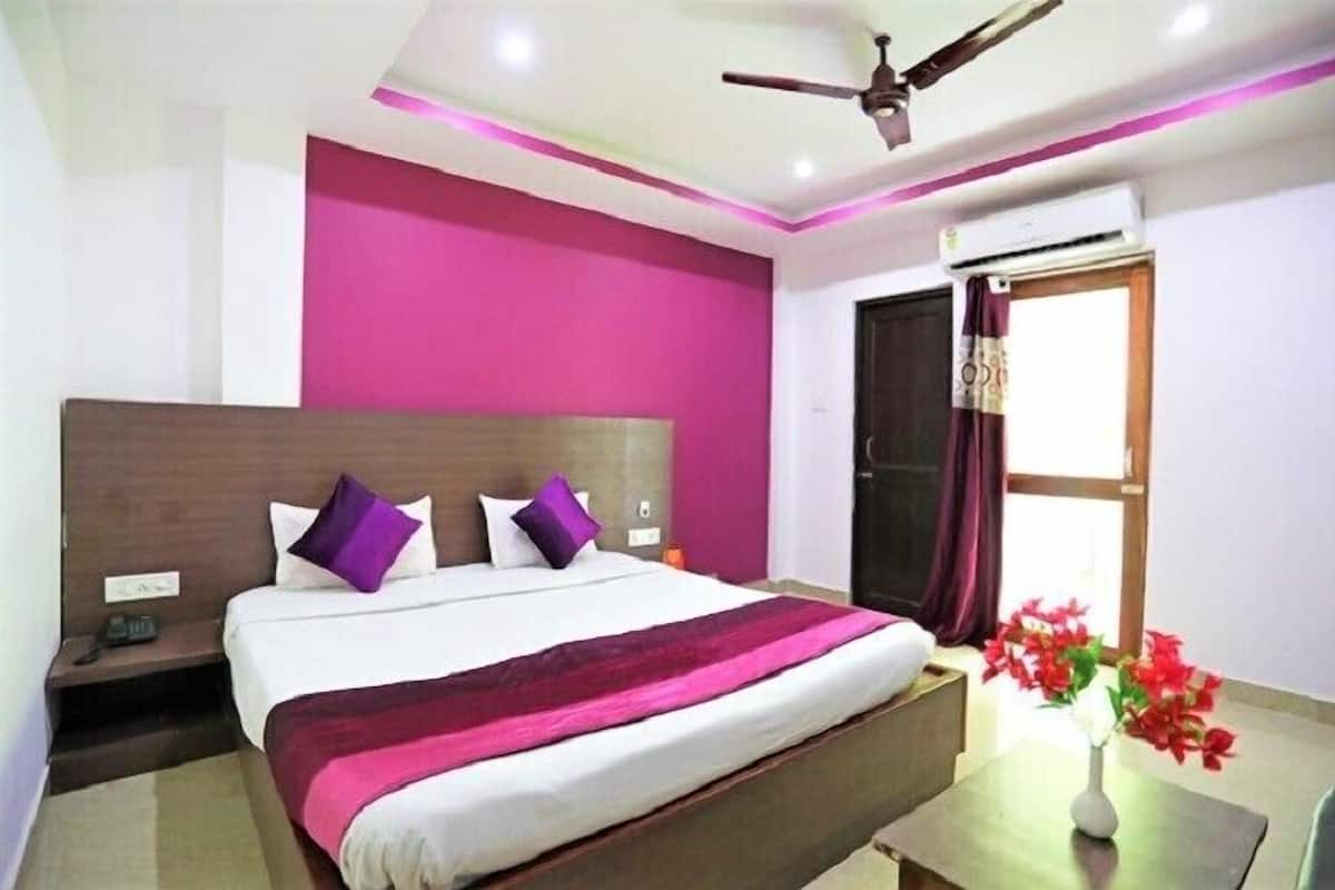 Premium bedding, desk, iron/ironing board, free wired Internet