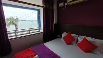 Phòng Deluxe, quang cảnh biển, sát bãi biển | Bộ đồ giường cao cấp, bàn, bàn ủi/dụng cụ ủi quần áo