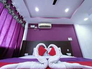 Phòng đôi Deluxe, 1 phòng ngủ, hút thuốc, quang cảnh biển | Bộ đồ giường cao cấp, bàn, bàn ủi/dụng cụ ủi quần áo 