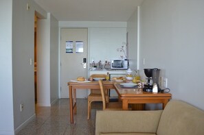 Family Apartment | Private kitchenette | Microwave, cookware/dishes/utensils - OP Flat Vip Frente Mar (Fortaleza)