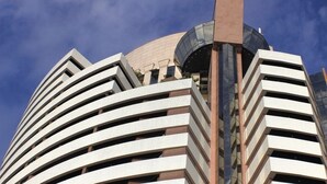 A modern building with a curved facade and a dome structure. - OP Flat Vip Frente Mar (Fortaleza)