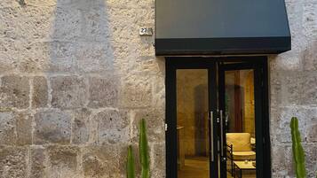 Fachada de la propiedad