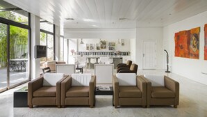 A spacious living area with modern furniture, large windows, and a well-organized interior. - Hotel Umu (Santarém)
