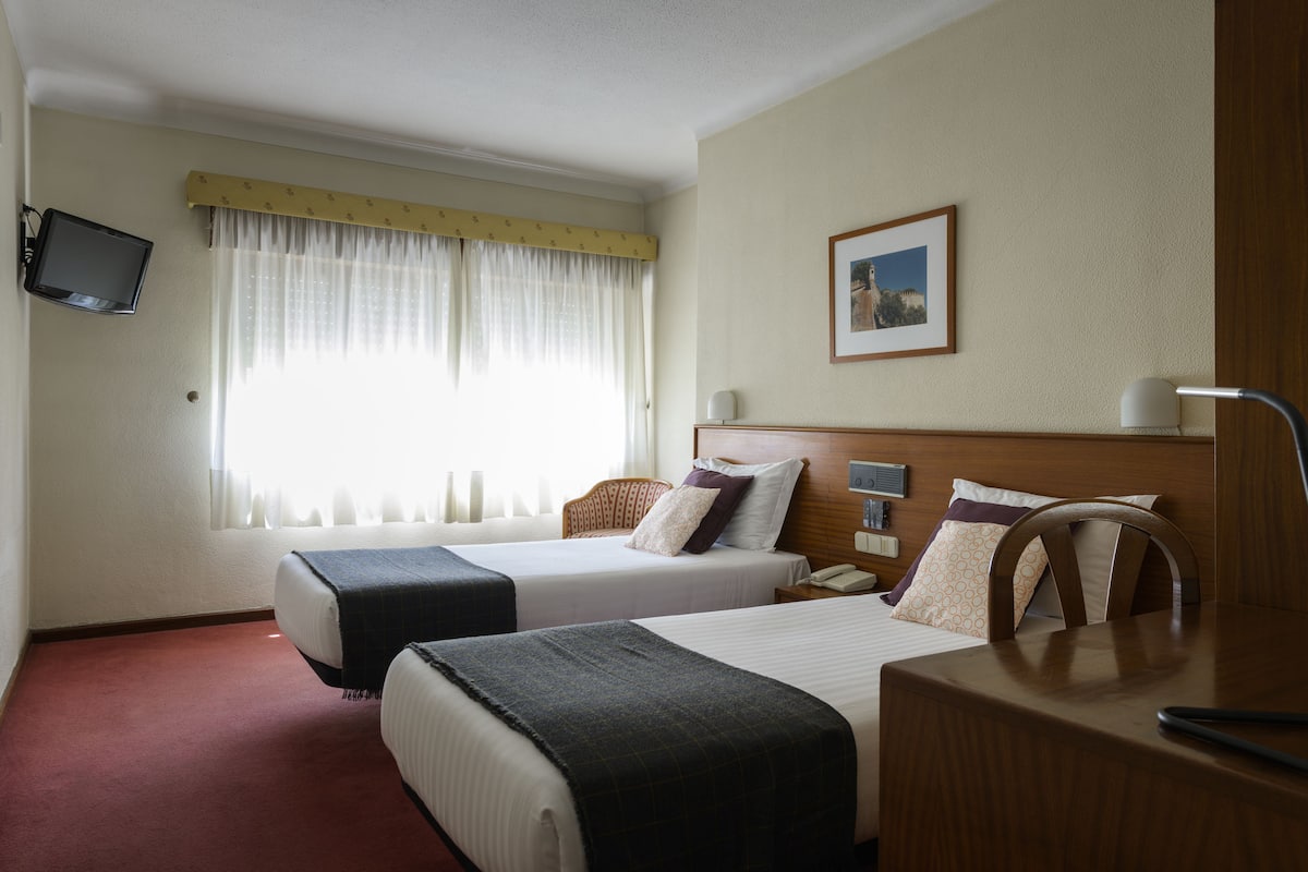 Standaard Twin kamer, 2 eenpersoonsbedden | Een kluis op de kamer, een bureau, gratis babybedden, gratis wifi