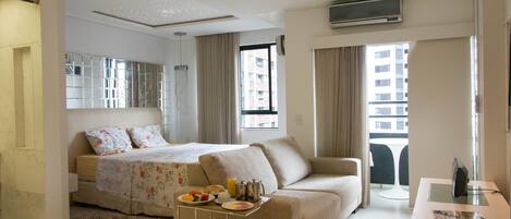 Luxury Suite | Desk, cribs/infant beds, free WiFi