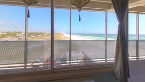 Un balcón con vista a la playa y al océano.