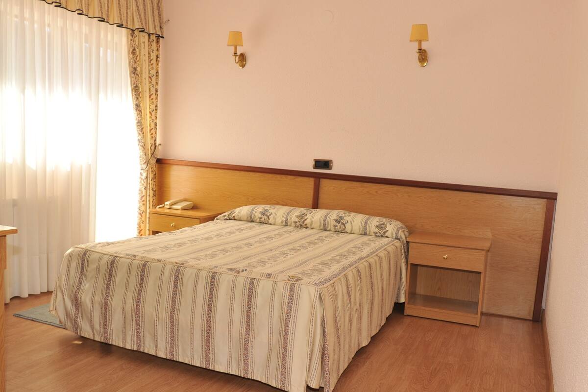 economy double room (no views) | desk, free wifi, bed sheets