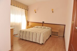 Escritorio, wifi gratis y ropa de cama 