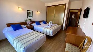 Habitación triple económica (No views) | Escritorio, wifi gratis y ropa de cama