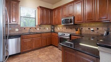 冰箱、微波炉、烤箱、炉灶