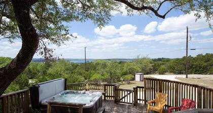 180 degree views of Canyon Lake, hot tub, sleep up to 13!