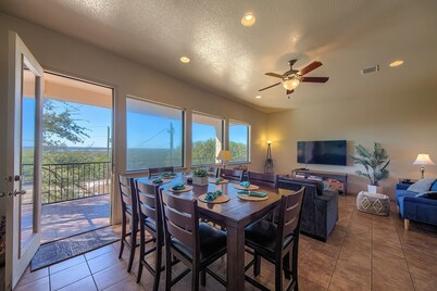 180 degree views of Canyon Lake, hot tub, sleep up to 13!