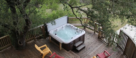 Outdoor spa tub