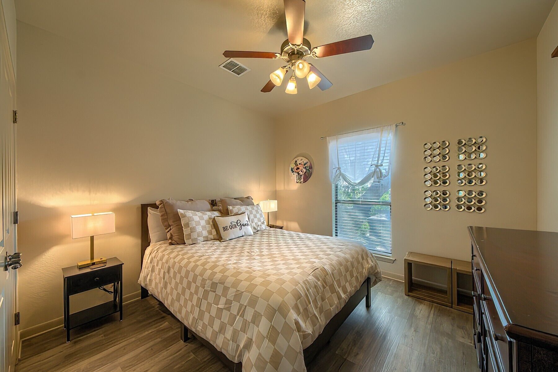 3 多间卧室、熨斗/熨衣板、免费 WiFi、床单