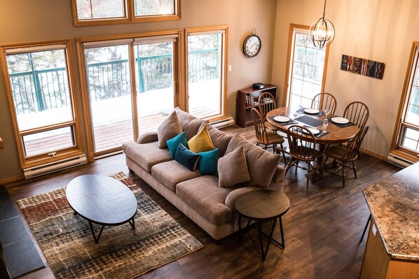 Télévision, cheminée, lecteur de DVD