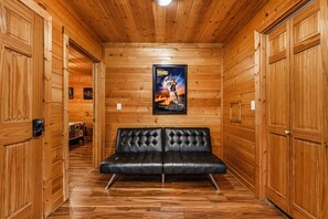 Interior - Mountain Memories - View, Theater Room, Arcade, Pool Table, Hot Tub and a Ramp (Sevierville)