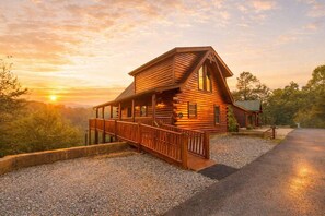 Exterior - Mountain Memories - View, Theater Room, Arcade, Pool Table, Hot Tub and a Ramp (Sevierville)