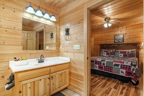 Shower, jetted tub, hair dryer, towels - Mountain Memories - View, Theater Room, Arcade, Pool Table, Hot Tub and a Ramp (Sevierville)