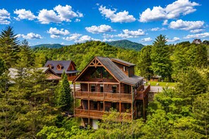 Exterior - Mountain Memories - View, Theater Room, Arcade, Pool Table, Hot Tub and a Ramp (Sevierville)