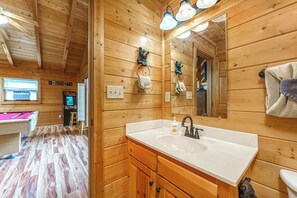 Shower, jetted bath, hair dryer, towels - Mountain Memories - View, Theater Room, Arcade, Pool Table, Hot Tub and a Ramp (Sevierville)