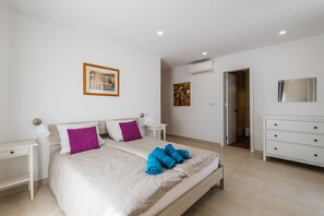 Familie appartement, 2 slaapkamers, uitzicht op zee | 2 slaapkamers, luxe beddengoed, een bureau, een strijkplank/strijkijzer