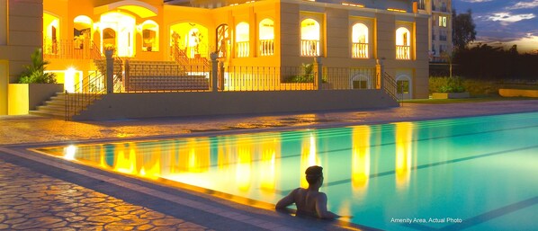 2 piscines extérieures