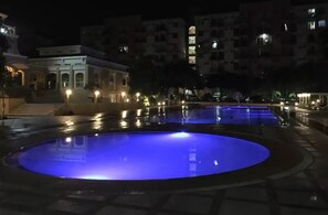 2 outdoor pools - Chateau Elysee Near Airport SM (Parañaque)