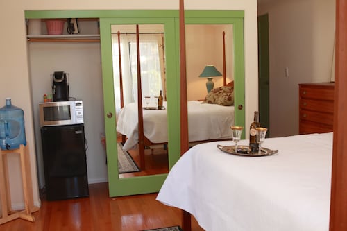 ケンジントンのラグジュアリープライベートガーデンスイートリトリート