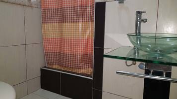 Habitación ejecutiva | Baño | Regadera, amenidades de baño gratuitas, toallas