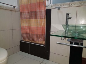 Executive Room | Bathroom | Shower, free toiletries, towels - Peru Hosting Piura (Piura)