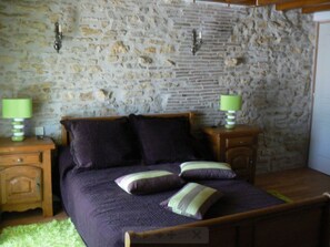 1 bedroom, premium bedding, blackout drapes, soundproofing - Le Manoir Des Chapelles (Venoy)