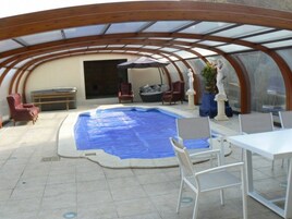Piscina interna, piscina externa sazonal, espreguiçadeiras
