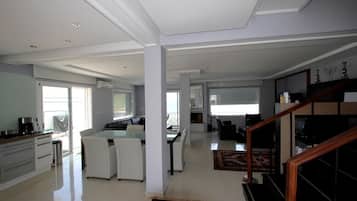 Villa, 3 slaapkamers, privézwembad | Woonkamer | Flatscreentelevisie