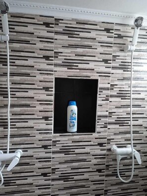 Bañera con ducha, cabezal de ducha tipo lluvia